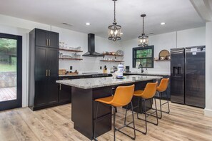 Refrigerador, microondas, horno, placa de cocina