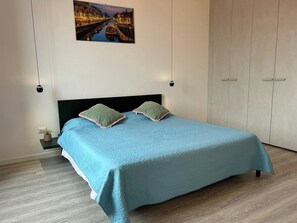 1 habitación, tabla de planchar con plancha, internet y ropa de cama 