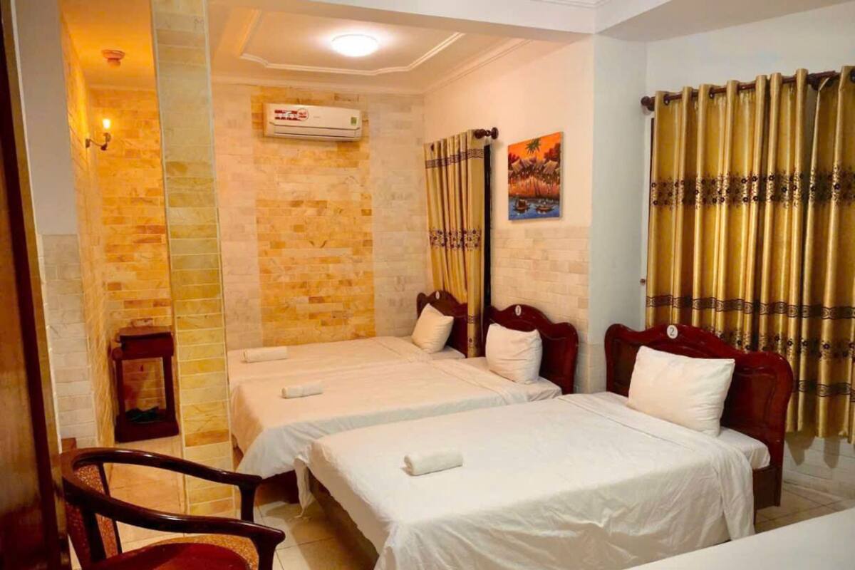 Phòng 4, nhiều giường | Minibar, bàn, truy cập Internet không dây miễn phí, bộ trải giường 