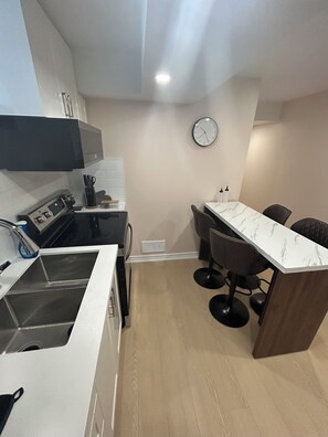 Microondas, horno, placa de cocina