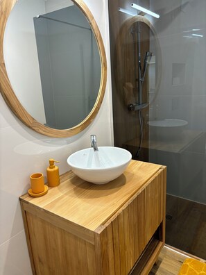 Douche, sèche-cheveux, serviettes fournies, savon