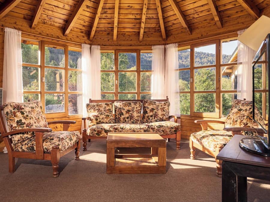 Casa de campo clássica, varanda, vista para a montanha | Área de estar | TV