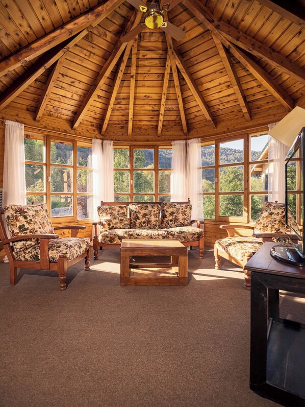 클래식 코티지, 파티오, 산 전망 | 거실 공간 | TV