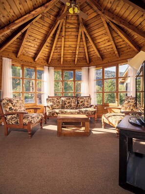 Classic Cottage, Patio, Mountain View | Living area