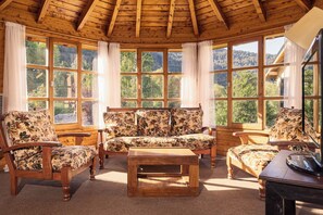 Classic Cottage, Patio, Mountain View | Living area