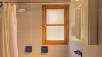 Classic Cottage, Patio, Mountain View | Bilik Mandi | Sabun, syampu, tisu tandas