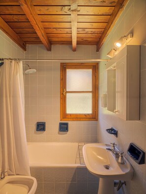Classic Cottage, Patio, Mountain View | Bathroom