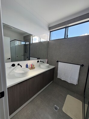 Douche, sèche-cheveux, serviettes fournies, savon