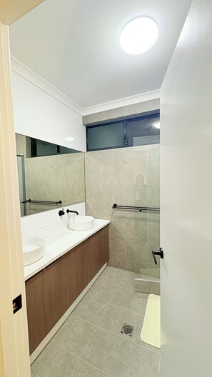 淋浴設備、風筒、提供毛巾、番梘