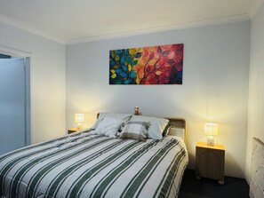 3 chambres, fer et planche à repasser, Wi-Fi, draps fournis