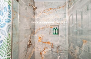 Douche, sèche-cheveux, serviettes fournies, savon