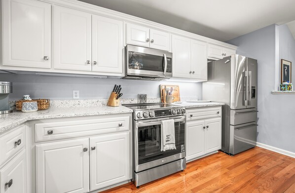 Køleskab, mikrobølgeovn, ovn, kogeplade