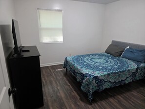 2 bedrooms, internet, bed sheets
