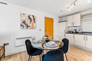 Dining - 30% off! Stylish Apartment in Dewsbury - Sleeps 6- Newly Refurbished (Dewsbury)