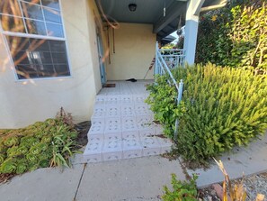 Property grounds - Tranquil 2-bedroom house in Ventura with flower garden close to beach (Ventura)