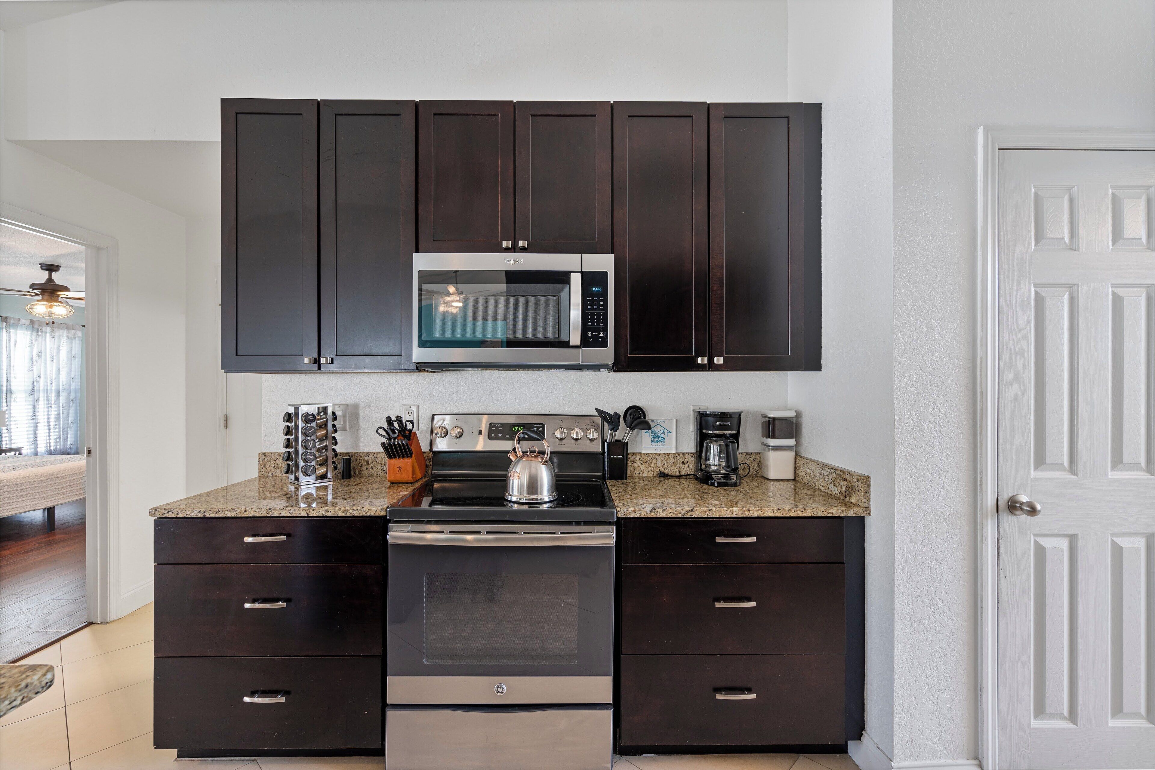 Frigorífic, microones, forn i placa de cuina 