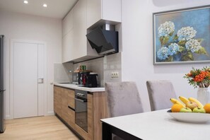 Geladeira, micro-ondas, fogão, cooktop