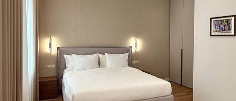 2 chambres, coffre-fort, fer et planche à repasser, lit de bébé portatif