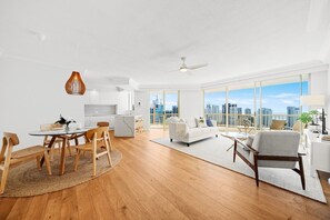 TV, books - Main Beach Escape Pool, Spa, Sauna +Gym +Tennis (Main Beach)