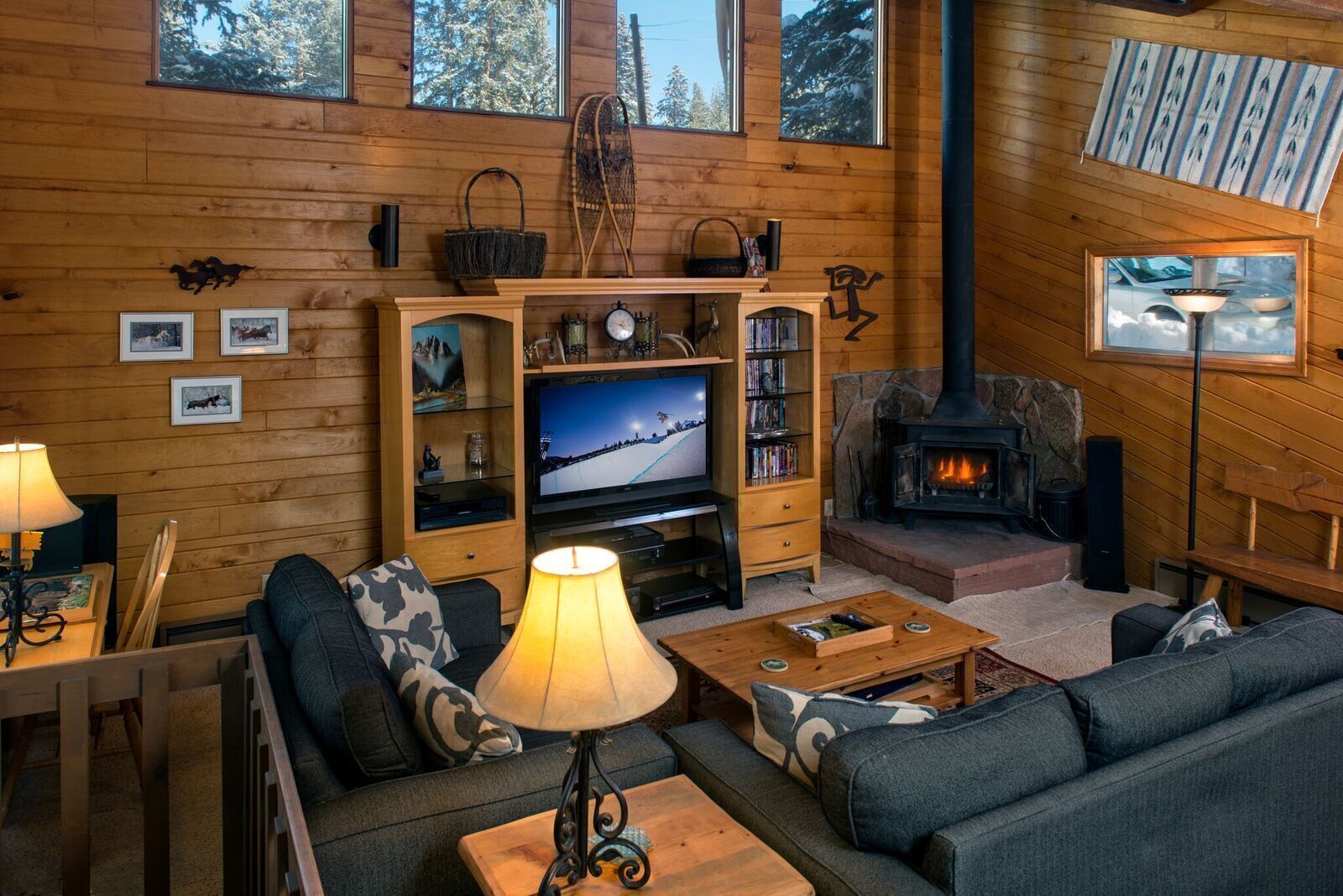 Smart-TV, Kamin, Videospiele, DVD-Player