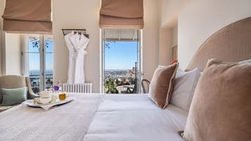 Habitación Deluxe doble, balcón, vistas al mar | Ropa de cama de alta calidad y decoración individual
