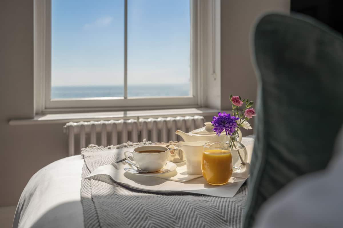 Habitación doble superior, vista al mar | Ropa de cama de alta calidad y decoración personalizada
