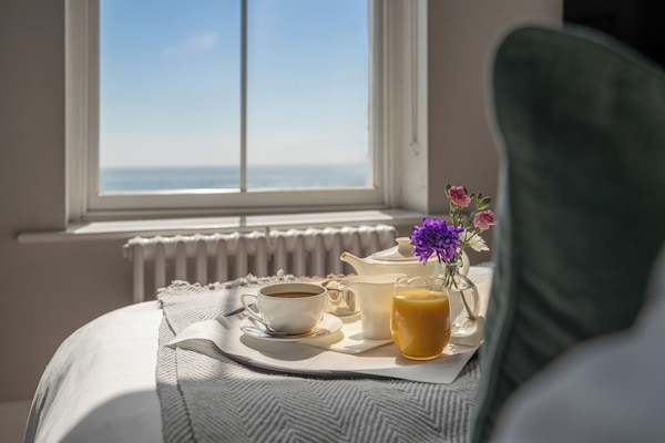 Superior Double Room, Sea View | Peralatan tempat tidur premium, dihias secara berasingan
