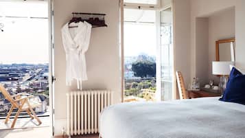 Kahden hengen deluxe-huone, parveke, merinäköala | Äänieristys, silitysrauta/-lauta, ilmainen Wi-Fi, pääsy pyörätuolilla