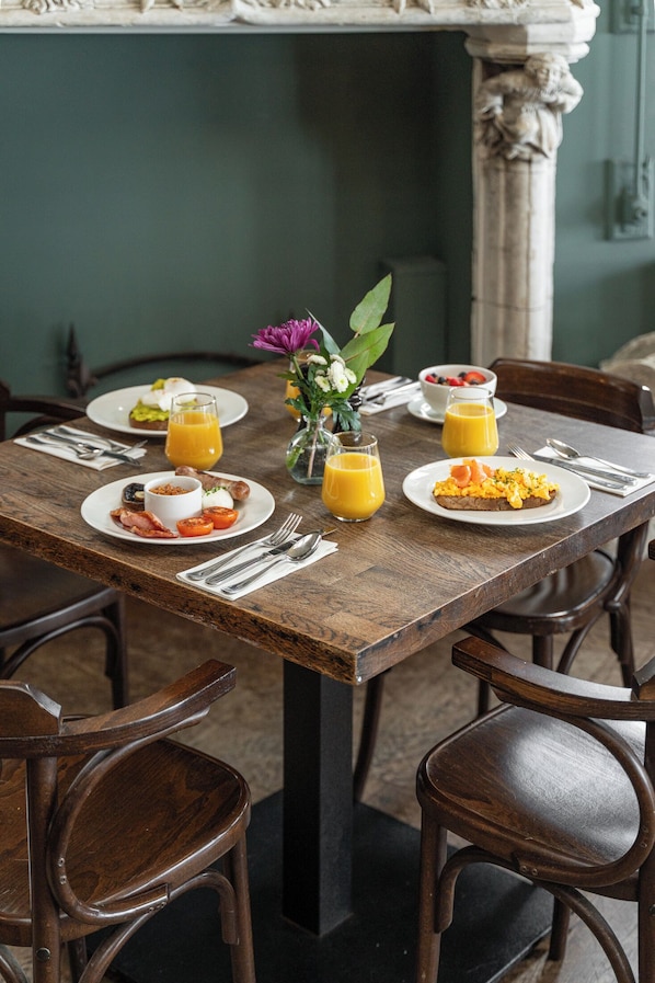 Daily cooked-to-order breakfast (GBP 18 per person)