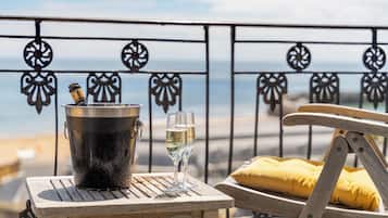 Luxury-Suite, Balkon, Meerblick | Schallisolierte Zimmer, Bügeleisen/Bügelbrett, kostenloses WLAN