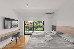 5 bedrooms, in-room safe, desk, iron/ironing board