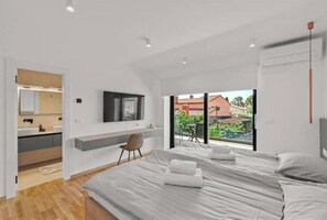 5 habitaciones, caja de seguridad en la habitación y escritorio