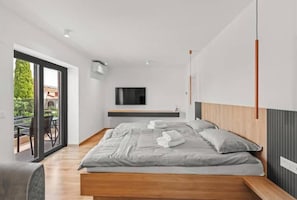 5 bedrooms, in-room safe, desk, iron/ironing board