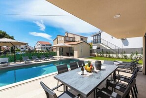 Outdoor dining - Villa Domenica Medelina 5. City center, heated pool, jacuzzi, sauna (Rovinj)