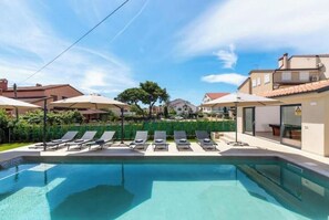 Una piscina techada, una piscina al aire libre