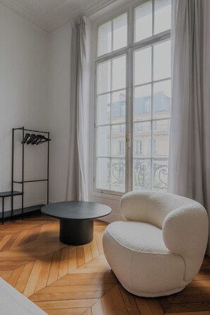 Apartment | Living area | Fireplace - Spacious Apartment - 5br/12p - Trocadero (Paris)