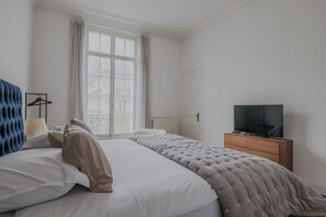 Apartment | 4 bedrooms, laptop workspace, iron/ironing board, bed sheets - Spacious Apartment - 5br/12p - Trocadero (Paris)