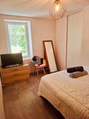 2 habitaciones, tabla de planchar con plancha, wifi y ropa de cama 
