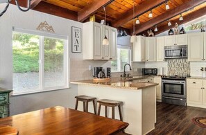 Een microgolfoven, een oven, een kookplaat, een vaatwasser