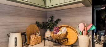 Contractors Hub | Relaxing Studio | Town Centre