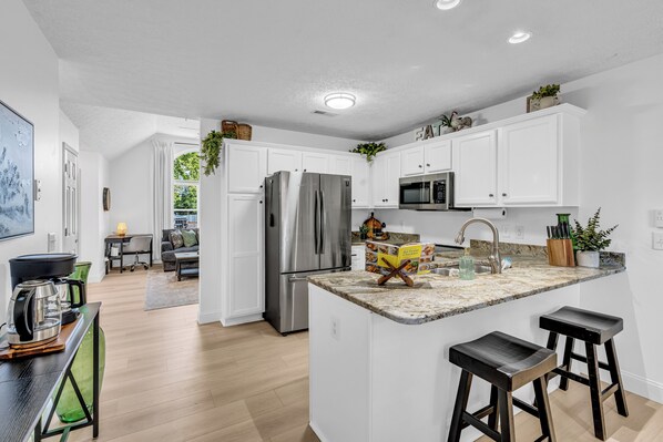 Fridge, microwave, oven, stovetop - Pool, King size bed, quiet cul-de-sac... Welcome home! (Murfreesboro)