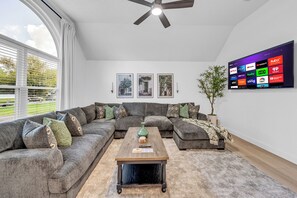 Smart TV, books - Pool, King size bed, quiet cul-de-sac... Welcome home! (Murfreesboro)