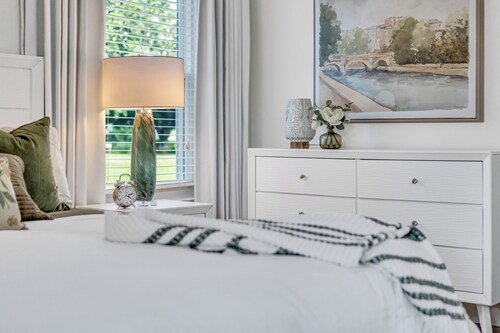 Pool, King size bed, quiet cul-de-sac... Welcome home!