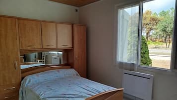 3 bedrooms, iron/ironing board, bed sheets