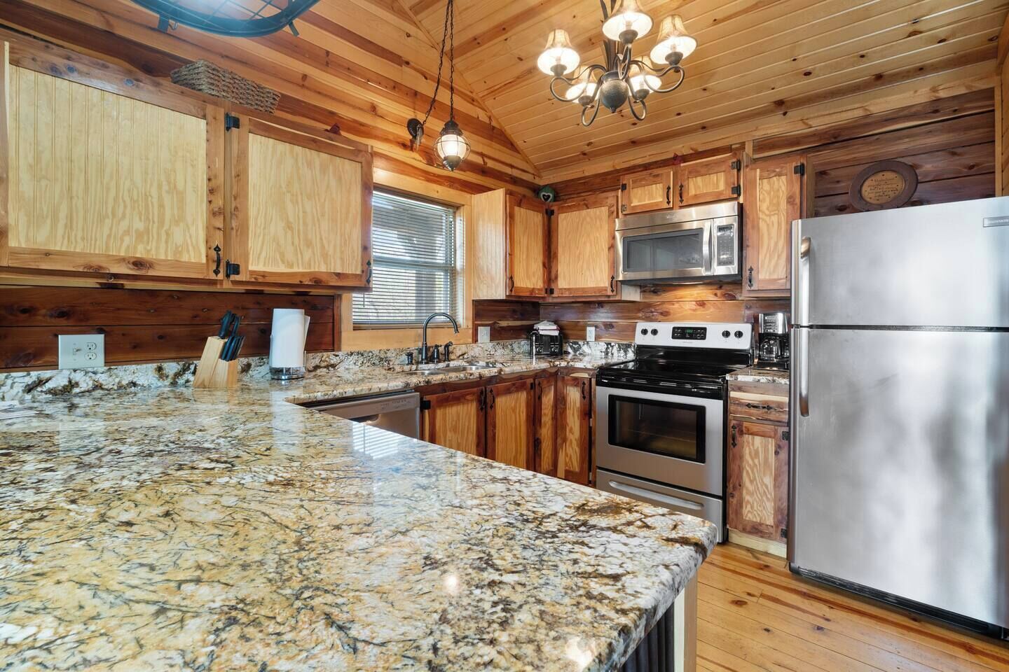 Mikrobølgeovn, ovn, oppvaskmaskin og kaffetrakter/tekoker