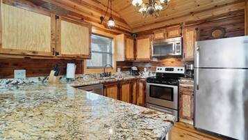 Mikrobølgeovn, ovn, oppvaskmaskin og kaffetrakter/tekoker