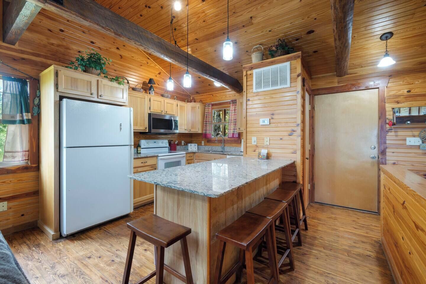 Jääkaappi, mikroaaltouuni, uuni, liesi