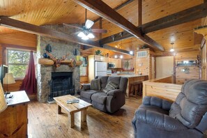 TV, fireplace, DVD player - River Cabin, Jacuzzi, Sleeps 6! (Carroll County)