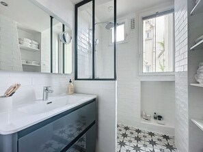 Dusche, Haartrockner, Handtücher, Seife