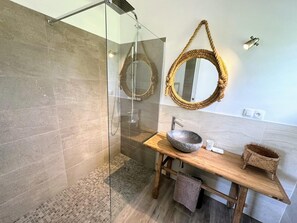 Dusche, Haartrockner, Handtücher